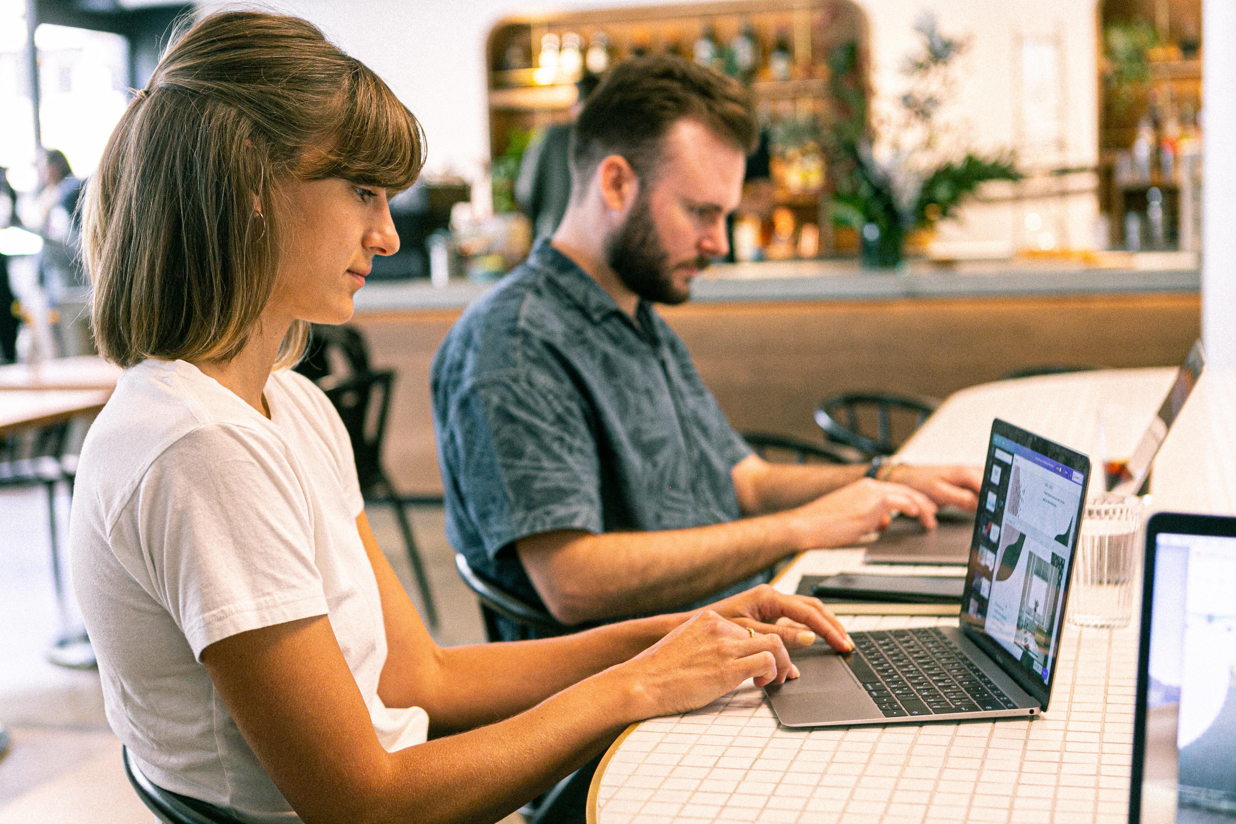 Mensen werken op laptop